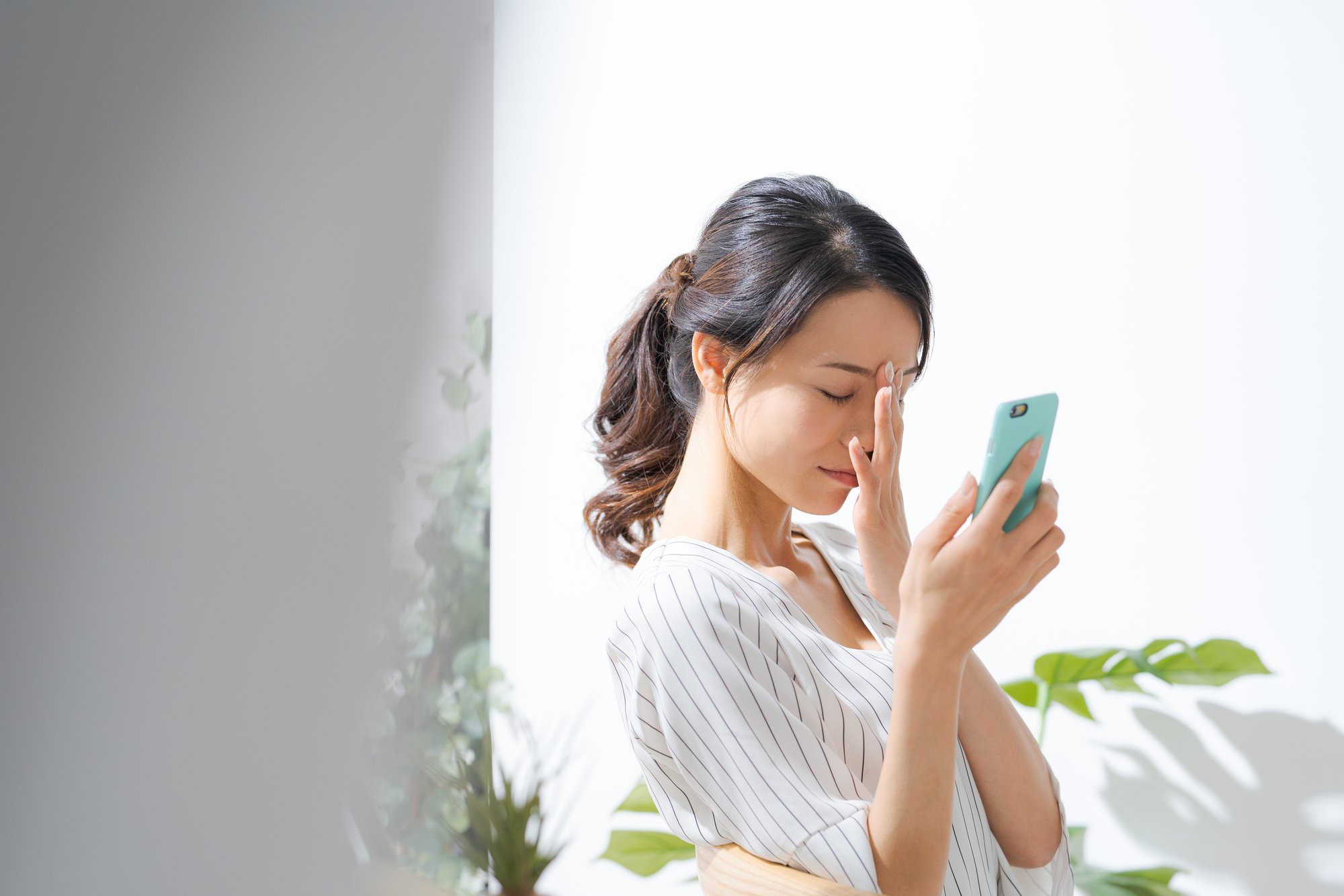 スマホを見る女性の画像
